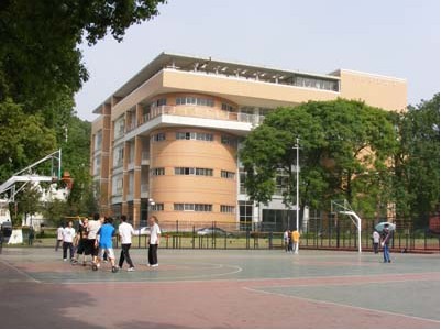 校园一角——二教和篮球场